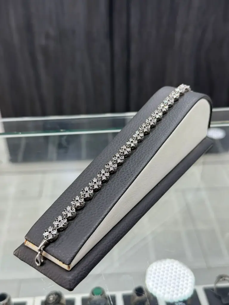 قلادة فضية N1