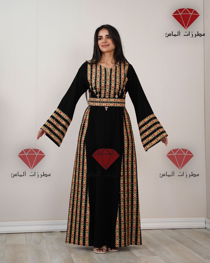ثوب تراثي أسود مطرز يدويًا
