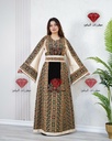 ثوب تراثي فاخر بالتطريز الذهبي والكريمي
