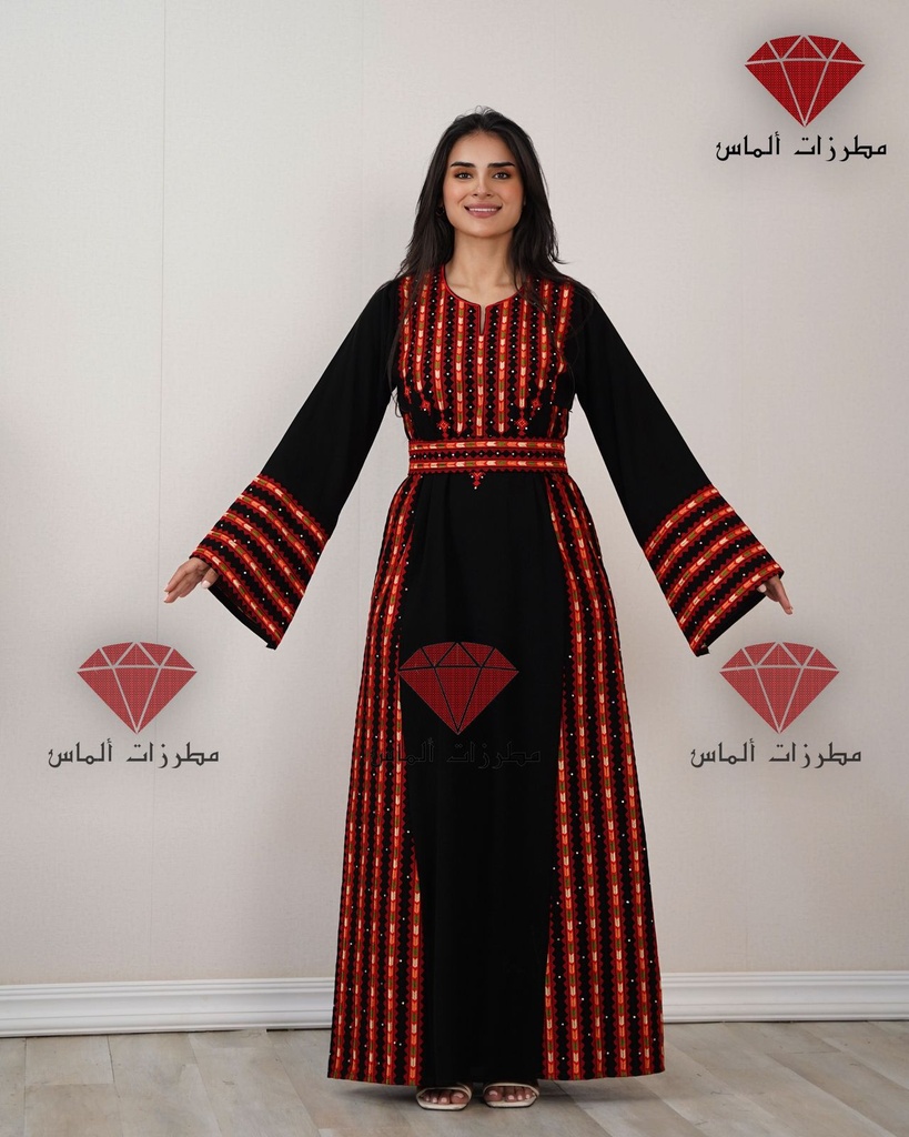 ثوب تراثي بخطوط مطرزة عمودية – تطريز أحمر وبرتقالي