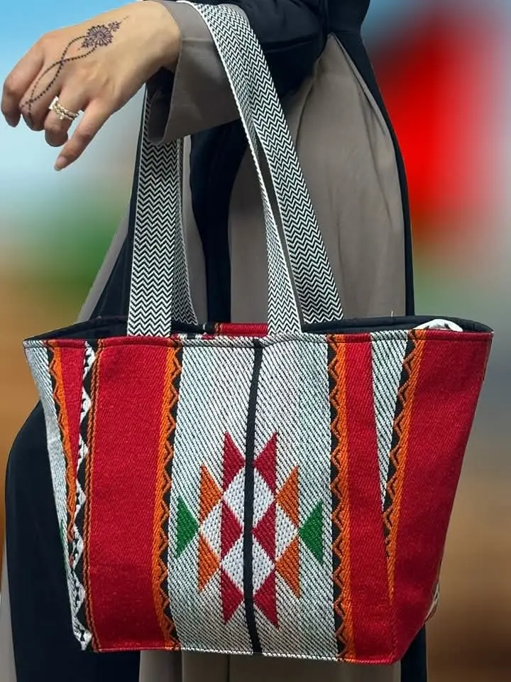 حقيبة يد تقليدية بتصميم هندسي أنيق