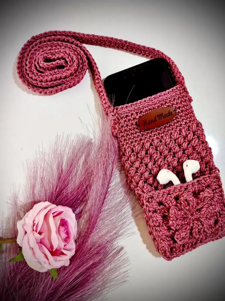 حقيبة هاتف كروشيه وردية 🌸 — يدوية، عملية