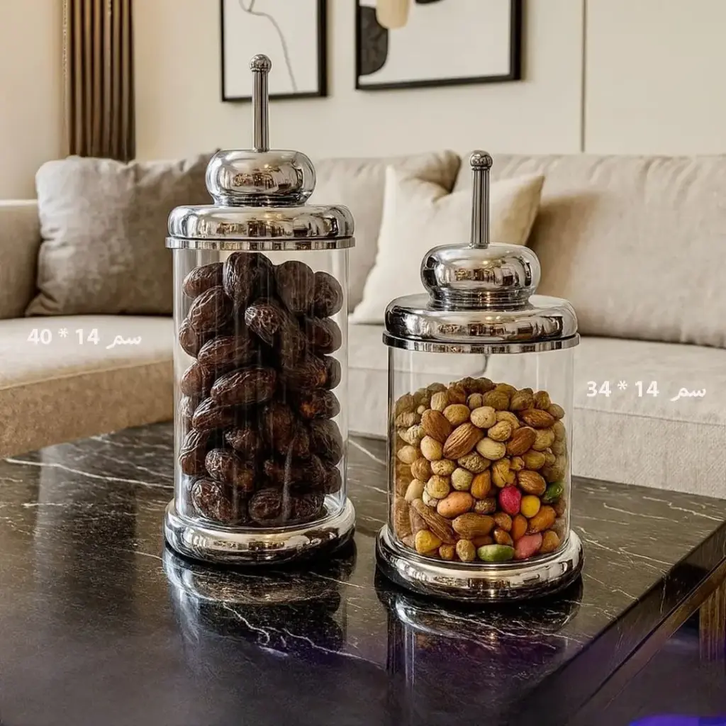 مضيفة مكسرات وحلوى 