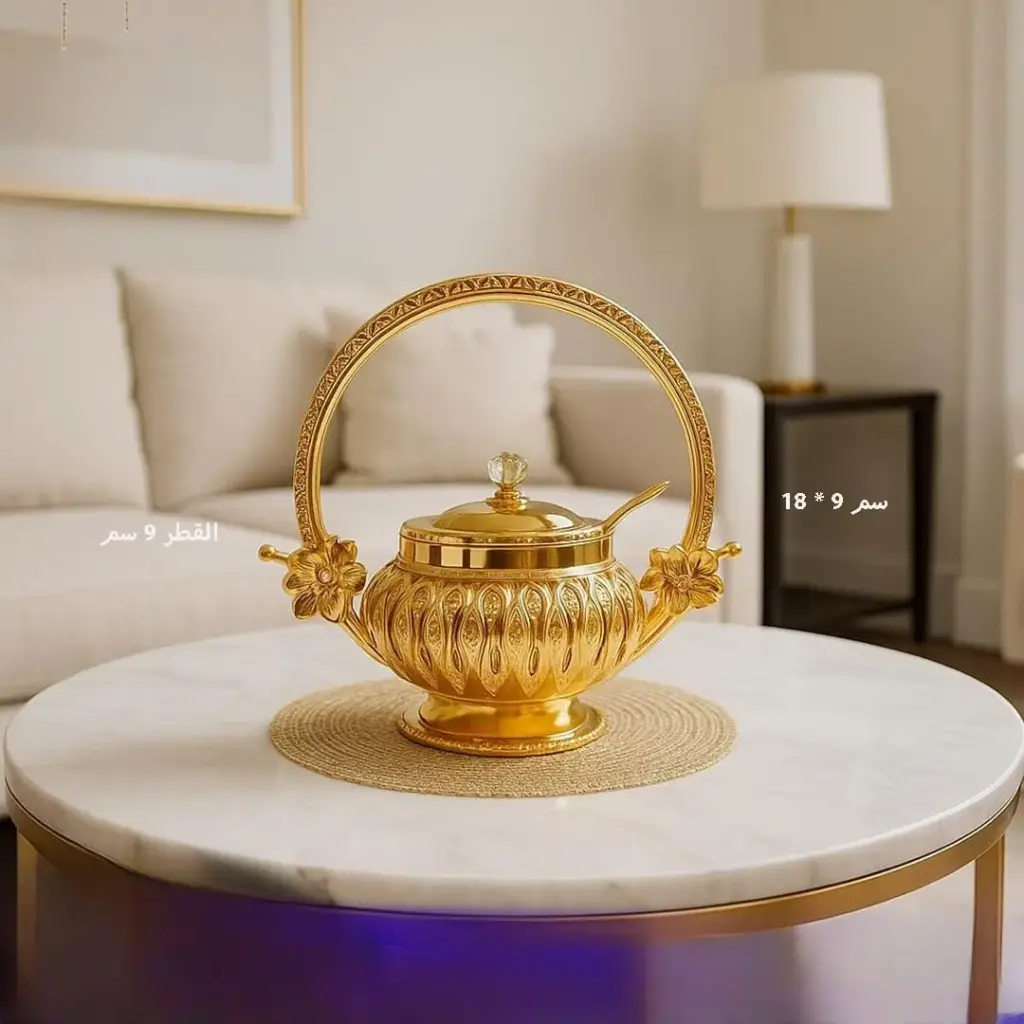 مضيفة باللون الذهبي الفاخر 