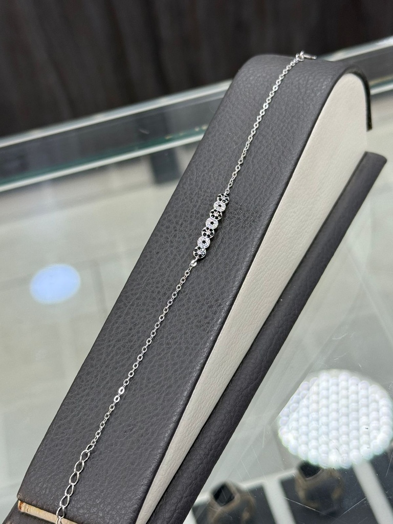 سوار "نسمة الفضة" – تصميم ناعم من الفضة الخالصة