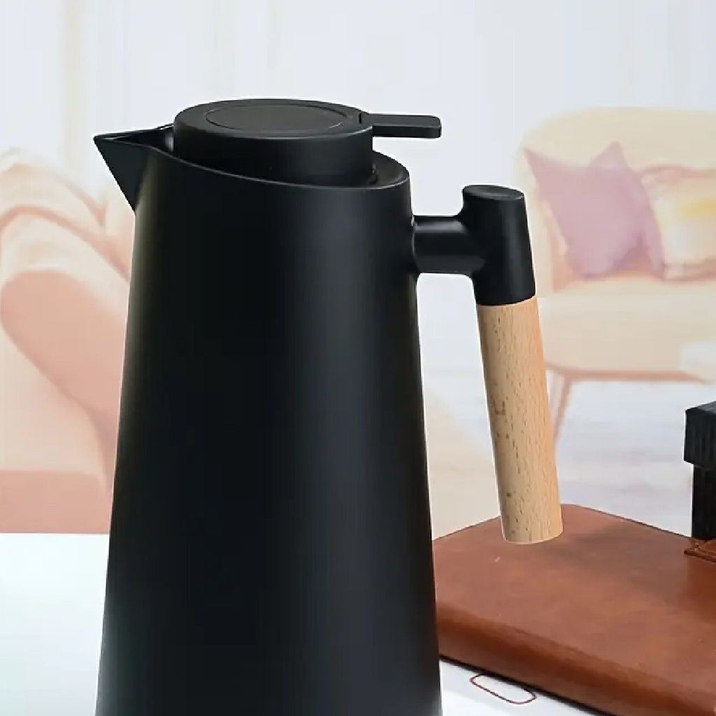 دلة قهوه بيد خشبي بشكل انيق