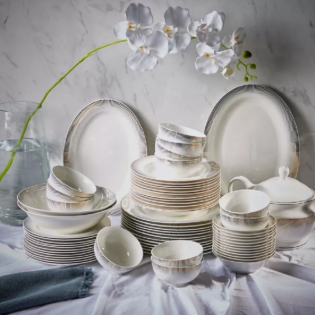 طقم بورسلان فخم جدا مكون من ٦٢ قطعه