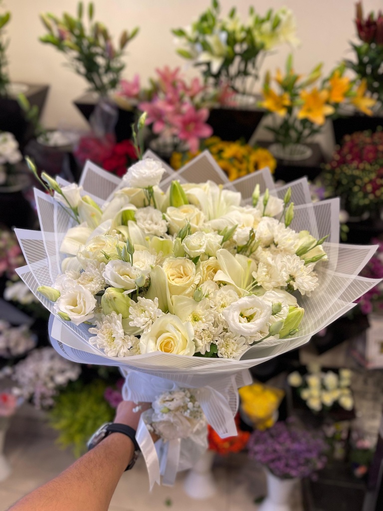 باقة ورد جوري وطبيعي مزين بورد الزنبق 