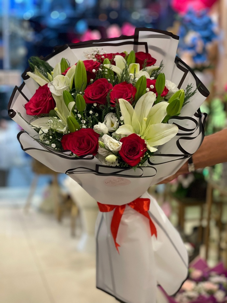 باقة ورد جوري طبيعي بالون الاحمر وزهرة الزنبق بعبرات مميزه 