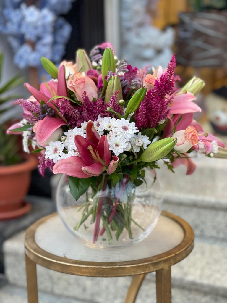 باقة ورد زنبق طبيعي بزجاج شفاف 