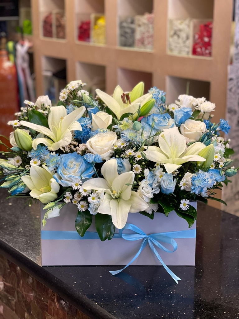 بوكس ورد جوري وزنبق طبيعي بشكل جديد 