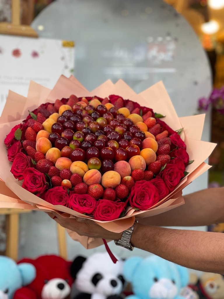 باقة ورد طبيعي مع فواكة مشكل بشكل فخم 