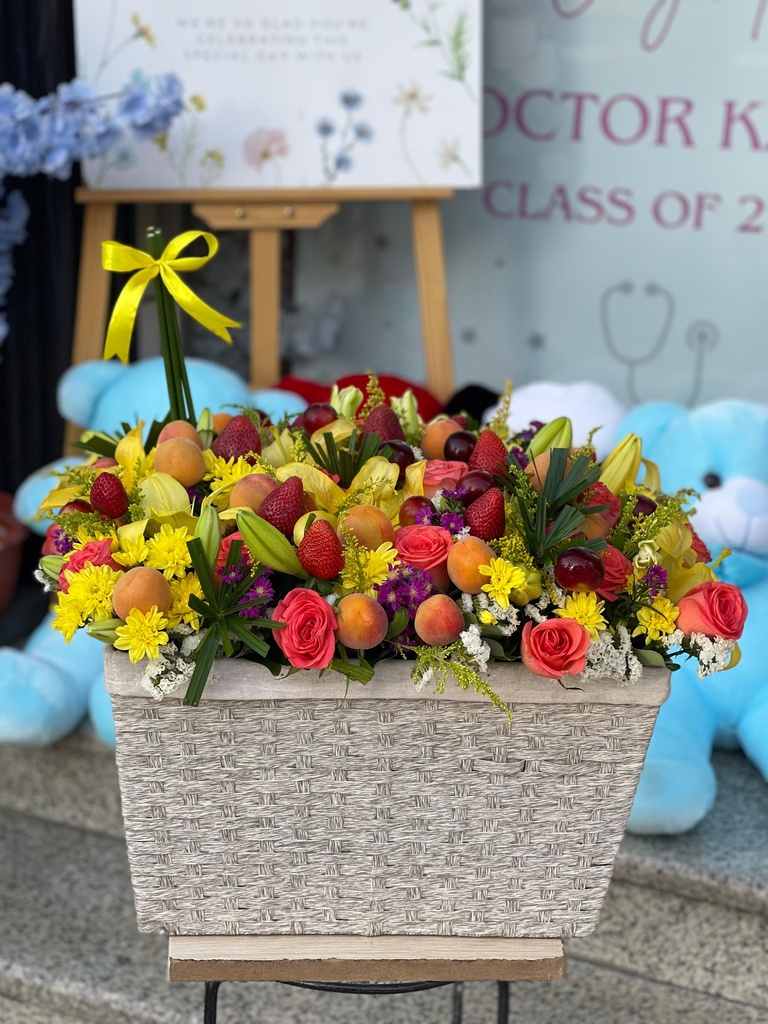 سلة فواكة وورد جوري طبيعي بالوان مميزه 