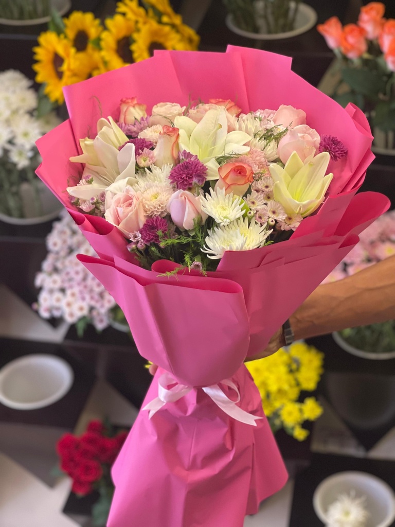 باقة ورد جوري وزنبق طبيعي بلون الزهري الفاتح بشكل جميل