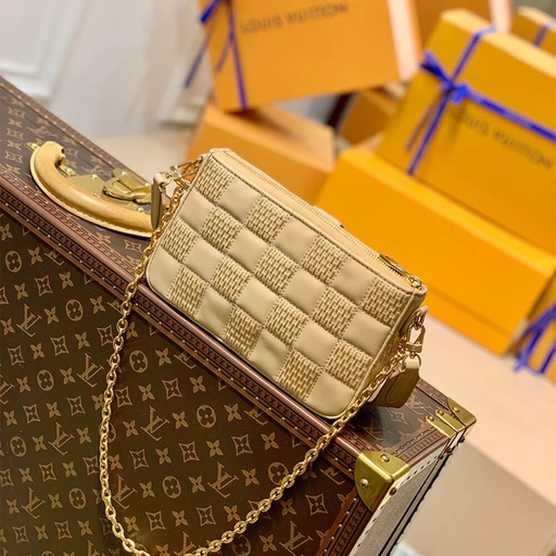 حقيبة بوتيغا ڤينيتا Bottega Veneta المبطّنة بسلسلة ذهبية