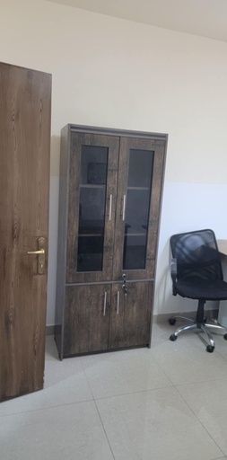 دولاب خشبي بواجهة زجاجية