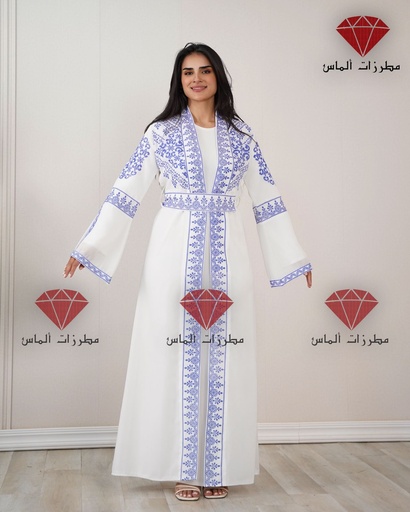 ثوب مطرز أبيض بالتطريز الأزرق