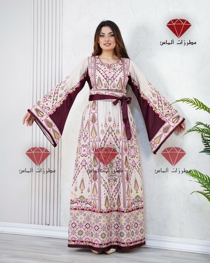 ثوب بيج × تطريز وردي وعنابي × لمسات عنابية