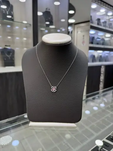 قلادة وردية 