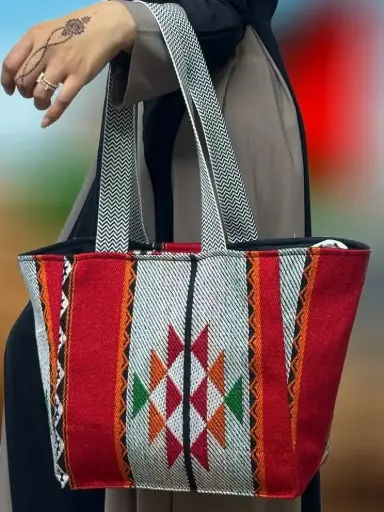 حقيبة يد تقليدية بتصميم هندسي أنيق