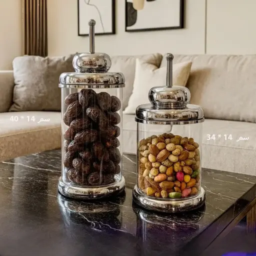 مضيفة مكسرات وحلوى 