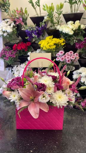 باقة ورد طبيعي بشكل بوكس سلة بالوان متعددة